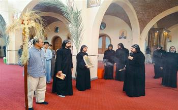 الأقباط يحتفلون بأحد الشعانين في دير الأنبا متاؤس الفاخوري بإسنا جنوب الأقصر