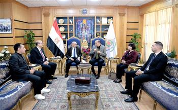 رئيس جامعة المنصورة يبحث مع الوزير المفوض بجامعة الدول العربية التعاون في قضايا المياه والمناخ
