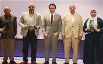 "لحظة فضفضة" مع سامح حسين بالمهرجان الدولى لمسرح شباب الجنوب بقنا