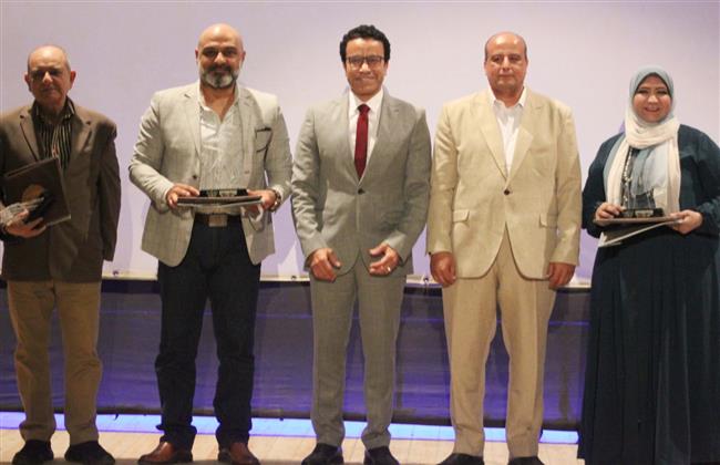 "لحظة فضفضة" مع سامح حسين بالمهرجان الدولى لمسرح شباب الجنوب بقنا