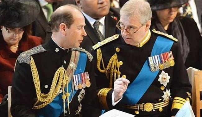 الأمير إدوارد يطالب شقيقه أندرو بمغادرة مزرعة "وود"