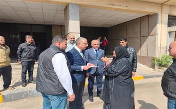 خلال جولة ميدانية.. محافظ الجيزة يستجيب لمواطنة ويوجه بتوفير فرصة عمل لها 