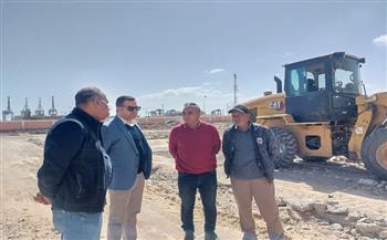 نائب محافظ بورسعيد  يتابع إزالة الرتش بأبراج النور بحي الضواحي 