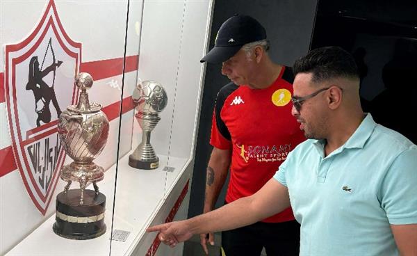 حازم إمام يصطحب مارك فيش في جولة تفقدية داخل نادي الزمالك 