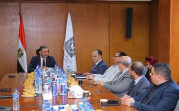 محافظ دمياط يجرى زيارة إلى المنطقة الحرة العامة يستهلها بعقد لقاء مع عدد من المستثمرين 