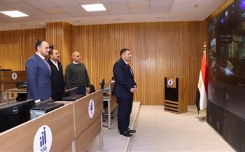 محافظ دمياط يتابع من داخل مركز سيطرة الشبكة الوطنية للطوارئ والسلامة العامة تطبيق قرار غلق المحال العامة