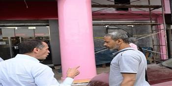 محافظ أسوان يشدد على أحد أصحاب المحال بكورنيش النيل برفع الحواجز والمعدات لتسهيل حركة المواطنين