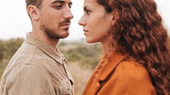 بين الصمت والتعبير.. هل قلة الكلام عن الحب بين الشريكين علامة خطر؟