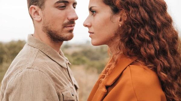 بين الصمت والتعبير.. هل قلة الكلام عن الحب بين الشريكين علامة خطر؟