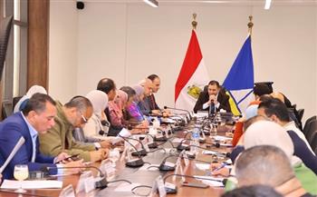 محافظ دمياط يترأس اجتماع اللجنة العليا لمنظومة انتظار المركبات وساحات الانتظار