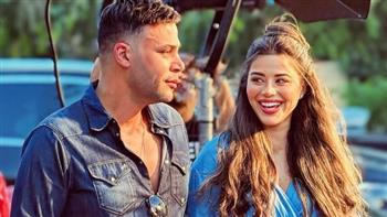 محمد إمام يشوّق جمهوره لفيلم «صقر وكناريا» بصورة من الكواليس