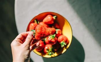 ماذا يحدث لجسمك عند تناول الفراولة يوميًا؟