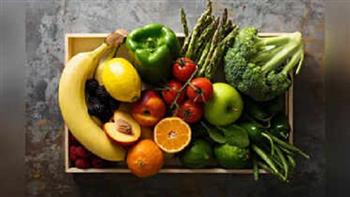 الفواكه أم الخضراوات.. أيهما يمنحك بشرة متألقة في الصيف؟