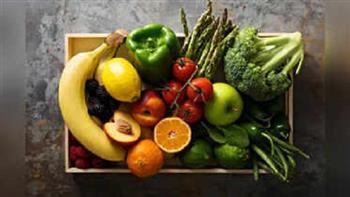 الفواكه أم الخضراوات.. أيهما يمنحك بشرة متألقة في الصيف؟