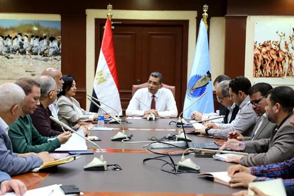 محافظ البحر الأحمر: خطة عاجلة لنقل "مراكز الفرز" خارج الأحياء السكنية ودمج القطاع غير الرسمي بمنظومة النظافة 