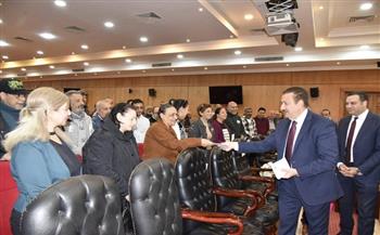 محافظ بورسعيد يلتقي الإخوة المسيحيين العاملين بالديوان العام والأحياء والمديريات 