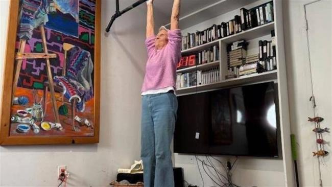 أمريكية تدخل جينيس بسبب التعلق في الهواء في عمر الـ90