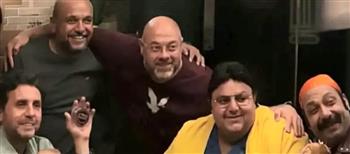 تامر حسنى يتفاعل مع عريس أثناء تجربة الرقص في فرحه: «سبقتك فى عمر وسلمى»