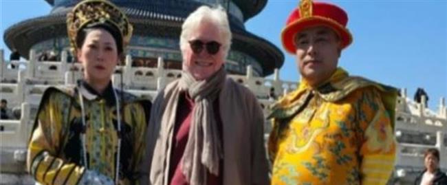 حسين فهمي يروج لفيلمه العالمي الجديد The Story I Found In China