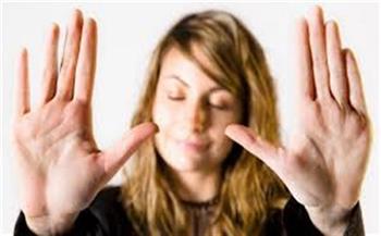 هل تعيشين لإرضاء الآخرين؟.. أمور عليك التوقف عن فعلها 
