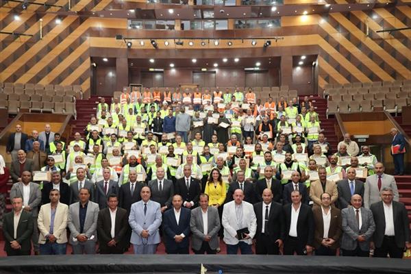 محافظ الجيزة يكرم عمال النظافة والسائقين تقديرًا لدورهم في التعامل مع موجة الأمطار الأخيرة 