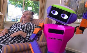 يغني معهم.. روبوت مرح يخفّف الوحدة عن كبار السن 