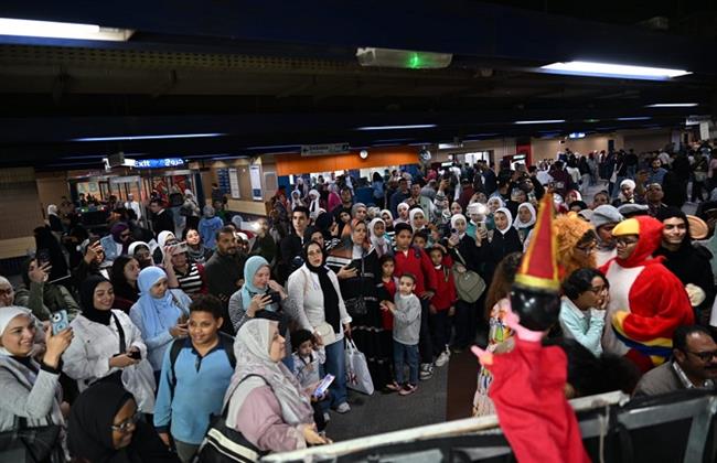 عروض الأراجوز والعرائس تخطف القلوب والأنظار بمحطة مترو العباسية