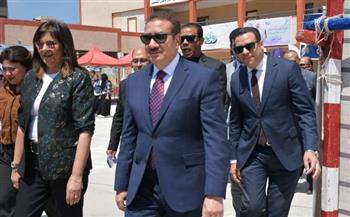 محافظ بورسعيد ورئيسة الأمانة الفنية للتحالف الوطني ورئيس الرعاية الصحية يتفقدون قافلة المساعدات الإنسانية