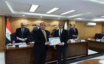 محافظ الجيزة يكرّم رئيس شركة مياه الشرب ورؤساء أجهزة المدن تقديرًا لجهودهم في مواجهة موجة الطقس السيئ