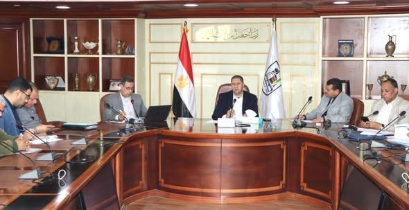 السكرتير العام لبني سويف يناقش مستجدات الموقف التنفيذي والمالي لمشروعات الخطة الاستثمارية للعام الجاري 