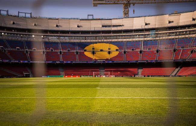 دوري أبطال أوروبا.. ملعب كامب نو يتزين لاستضافة موقعة برشلونة وأتلتيكو   