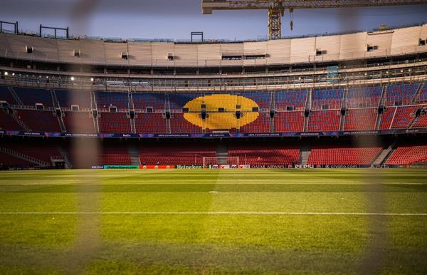 دوري أبطال أوروبا.. ملعب كامب نو يتزين لاستضافة موقعة برشلونة وأتلتيكو 