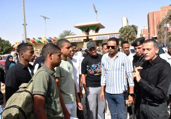 محافظ أسوان يوجه بالدفع بسيارات سيرفيس إضافية لنقل طلاب الجامعة