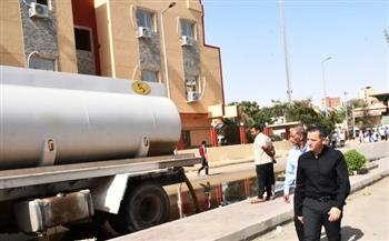 محافظ أسوان يتابع ميدانيا أعمال إصلاح الكسر بخط الصرف الصحى بحى العقاد 