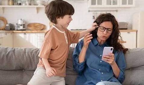 صداقات "الماميز".. متى تصبح مرهقة؟.. اعرفي العلامات