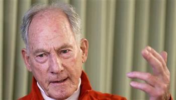 وفاة جيم ويتاكر أول أمريكي يصل إلى قمة جبل إيفرست