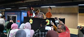 عروض الأراجوز والعرائس تخطف القلوب والأنظار بمحطة المترو 