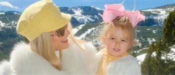 باريس هيلتون مع أبنائها في نزهة وسط الثلوج