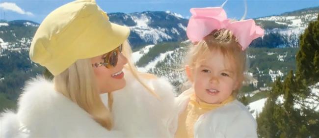 باريس هيلتون مع أبنائها في نزهة وسط الثلوج