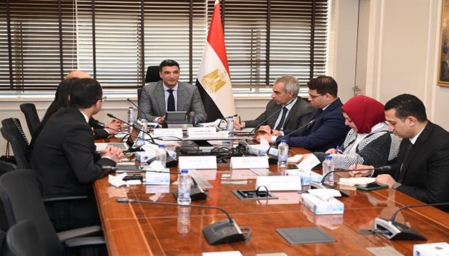 وزير الصناعة يبحث توطين صناعة مستحضرات التجميل وزيادة المكون المحلي في مصر