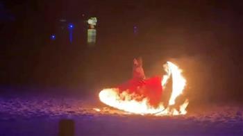 عرض يتحوّل إلى كارثة.. النيران تشتعل في جسد راقصة صينية (فيديو)