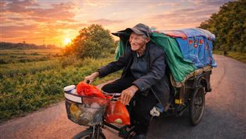  بسبب مأساة عائلية.. تسعيني يجوب الصين على متن دراجة