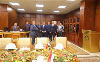 محافظ دمياط يجرى جولة داخل ميناء دمياط و يستهلها بتفقد القاعة التاريخية ومركز العمليات المشترك 