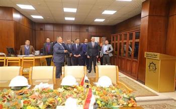 محافظ دمياط يجرى جولة داخل ميناء دمياط و يستهلها بتفقد القاعة التاريخية ومركز العمليات المشترك 