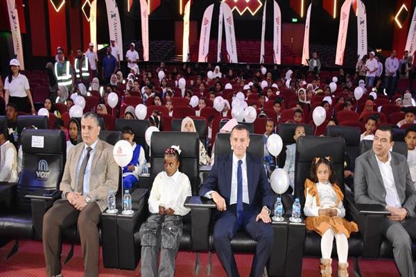 محافظ أسوان يشارك في الاحتفال بيوم اليتيم لرسم البسمة على وجوههم 