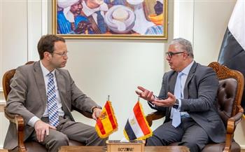 رئيس اقتصادية قناة السويس يبحث مع سفير إسبانيا آفاق التعاون المشترك