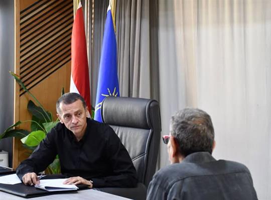 محافظ أسوان: تحويل هموم المواطنين إلى حلول فورية عبر اللقاءات الأسبوعية 