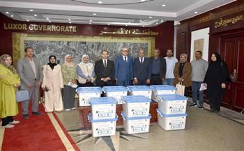 محافظ الأقصر يسلم حقائب معدات "صيانة المحمول" للشباب المتميزين بالتعاون مع برنامج الأغذية العالمي ووزارة العمل