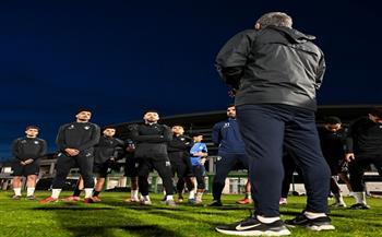 معتمد جمال يجتمع مع لاعبي الزمالك قبل المران الأخير لمواجهة شباب بلوزداد 