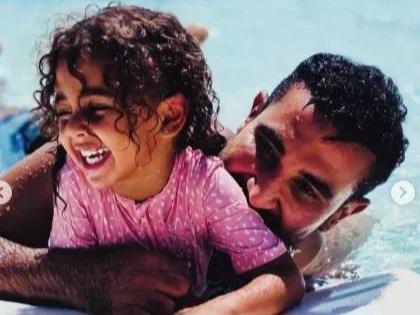 أحمد سعد يشارك لحظات إنسانية مع ابنته عبر إنستجرام